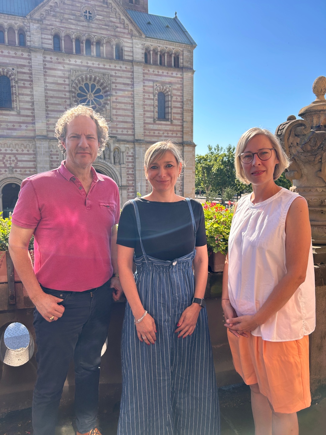 Oberbürgermeisterin Stefanie Seiler und Bürgermeister Prof. Dr. Alexander Schubert im Austausch mit Diplom-Psychologin Katharina Weinberger zu aktuellen Herausforderungen der psychotherapeutischen Versorgung.