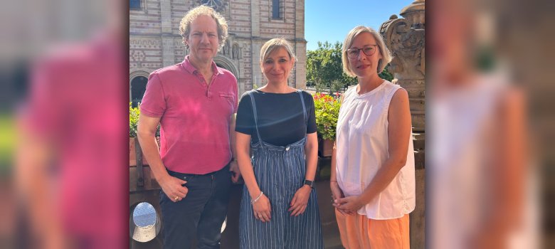 Oberbürgermeisterin Stefanie Seiler und Bürgermeister Prof. Dr. Alexander Schubert im Austausch mit Diplom-Psychologin Katharina Weinberger zu aktuellen Herausforderungen der psychotherapeutischen Versorgung.
