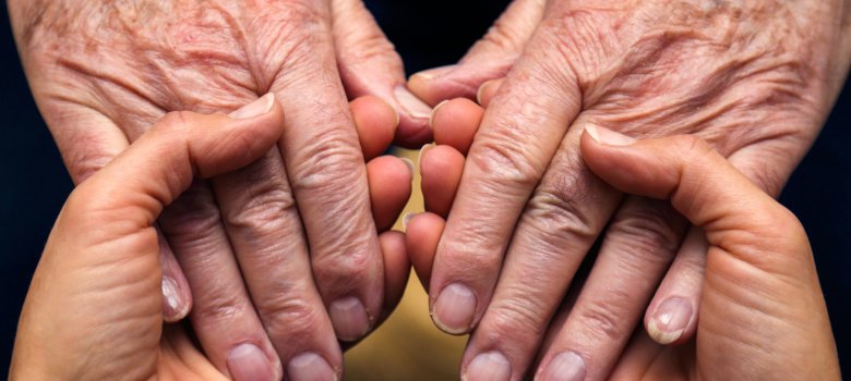 Le mani di una donna danno forza e conforto e quelle di un anziano signore