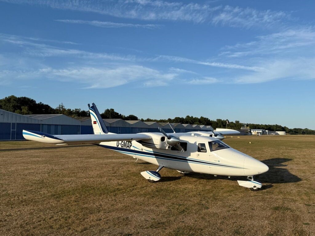 Das zweimotorige Messflugzeug Vulcanair P68C mit der Kennung D-GMAP wird für die Thermografiebefliegung über Speyer eingesetzt.