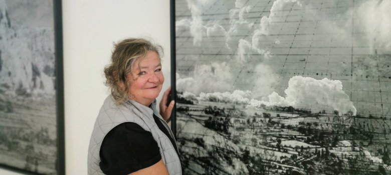 Künstlerin Heike Negenborn in der aktuellen Ausstellung „Blickfelder – Landschaft als Denkraum“