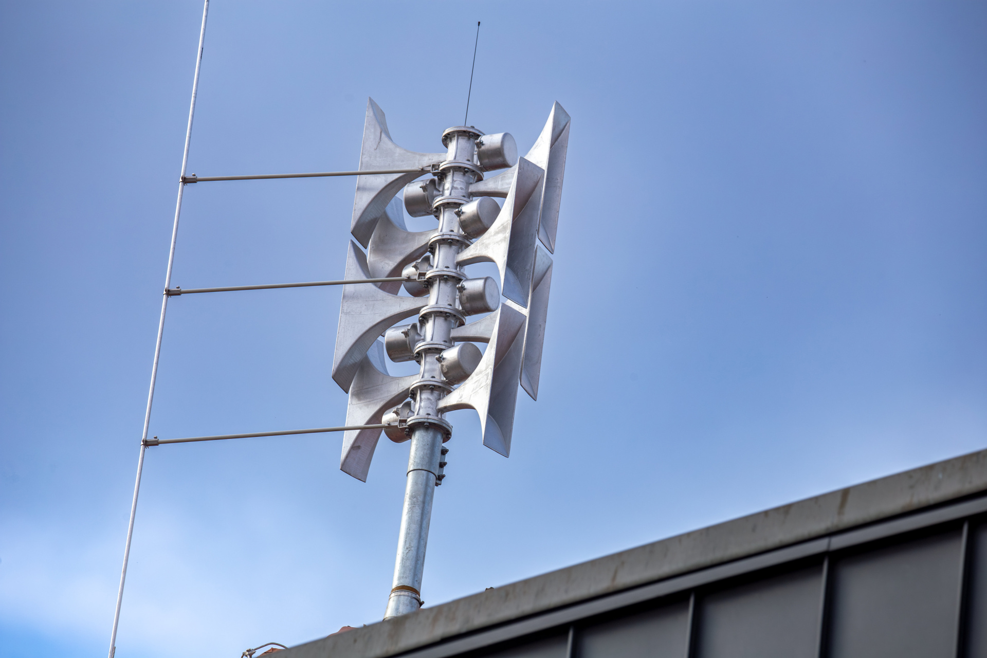 Nahaufnahme einer Sirene an einer Schule