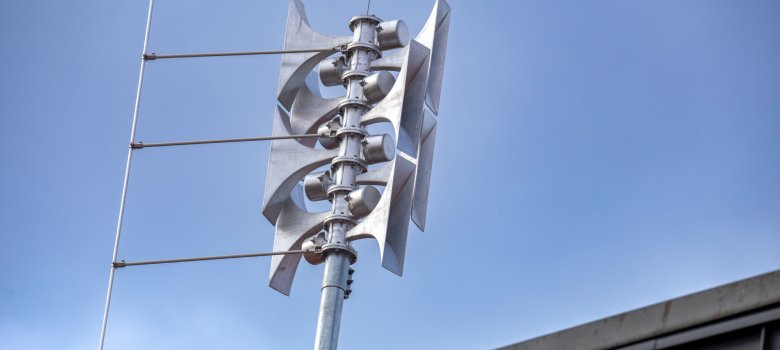 Nahaufnahme einer Sirene an einer Schule