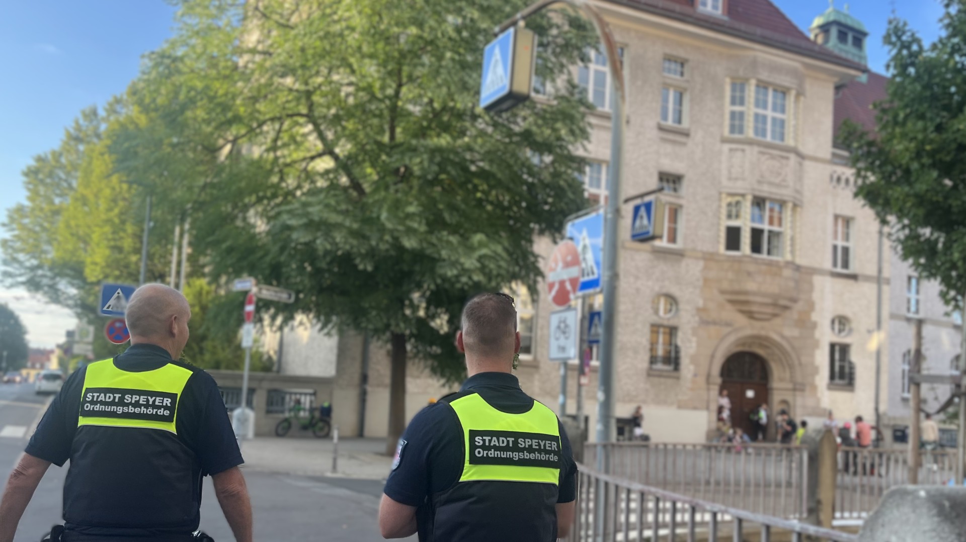 Mitarbeiter der Verkehrsbehörde bei Schulwegkontrollen