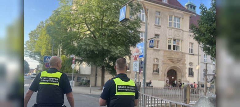 Mitarbeiter der Verkehrsbehörde bei Schulwegkontrollen