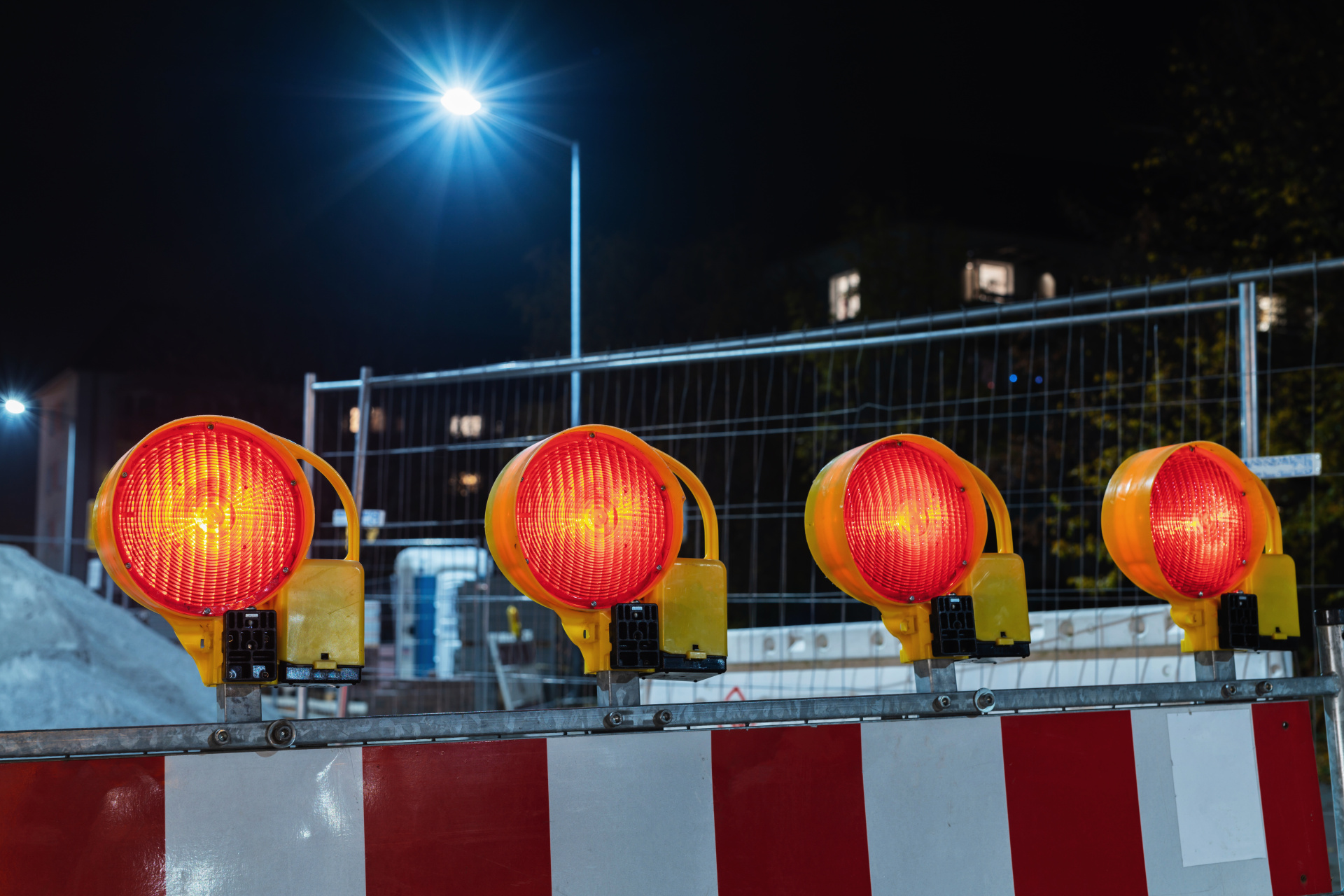 Absperrung einer Baustelle in der Nacht