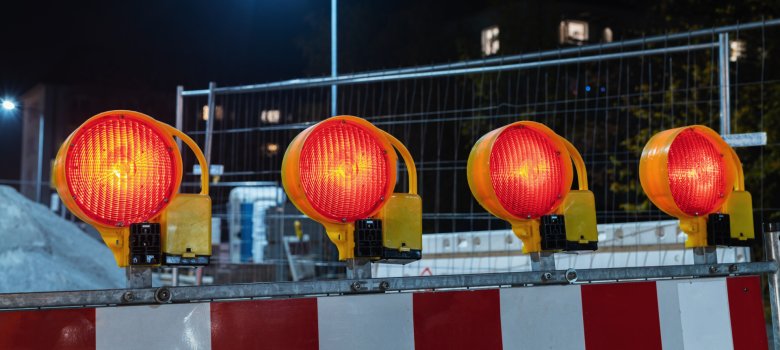 Absperrung einer Baustelle in der Nacht Absperrung einer Baustelle in der Nacht