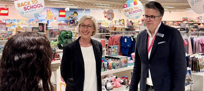 Oberbürgermeisterin Stefanie Seiler im Austausch mit Geschäftsführer Jörg Sembritzki und weiteren der GALERIA-Filiale