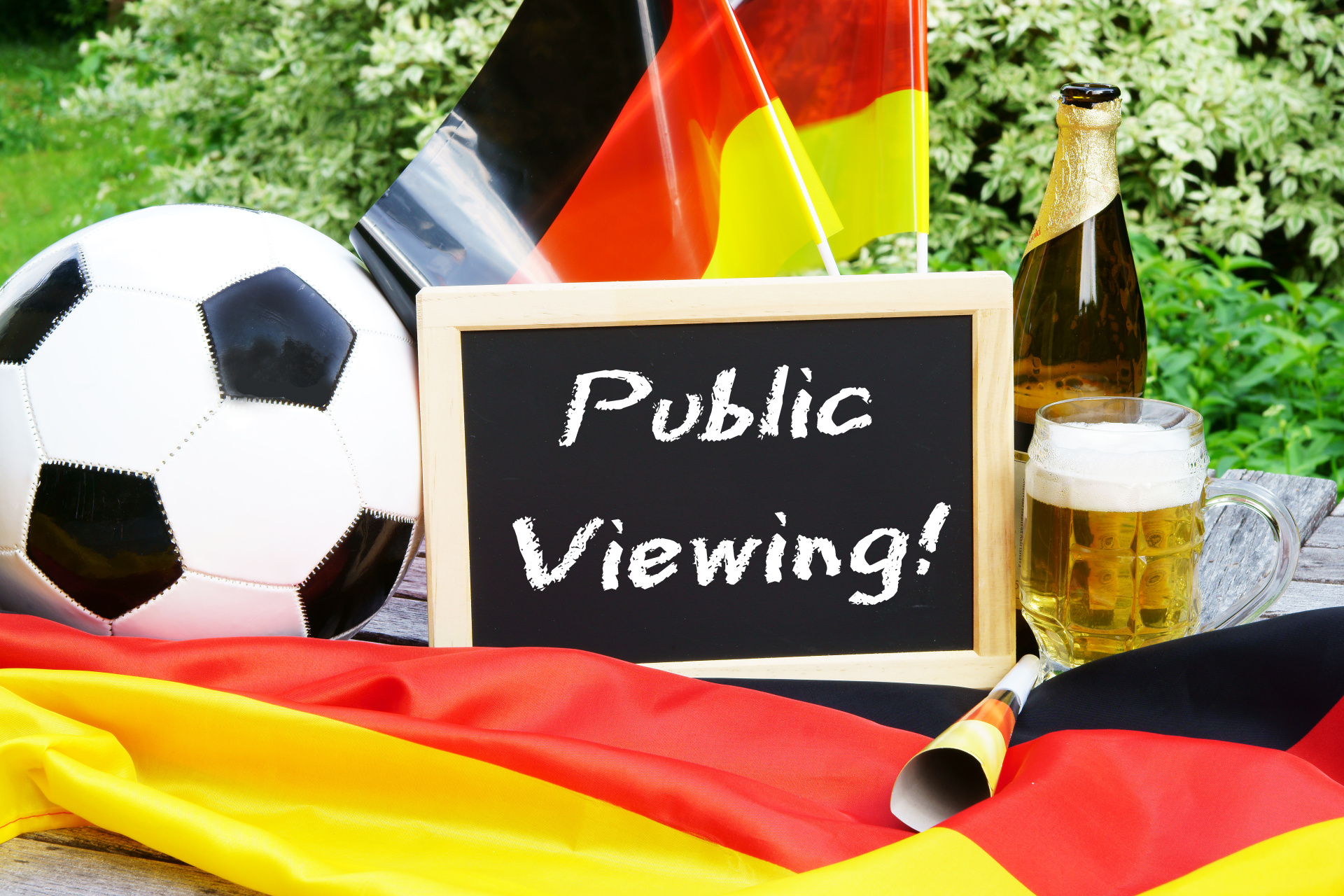 Public viewing, Fußball-EM, Fussball-EM, Fußball, Deutschlandfahne, Bier, Bierglas, Tafel mit Schrift, Tröte
