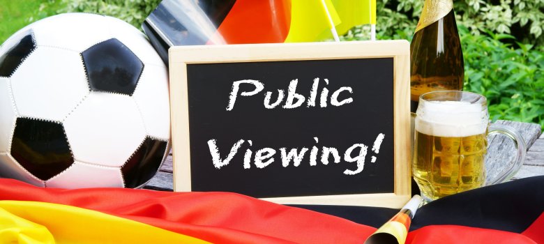 Public viewing, Fußball-EM, Fussball-EM, Fußball, Deutschlandfahne, Bier, Bierglas, Tafel mit Schrift, Tröte