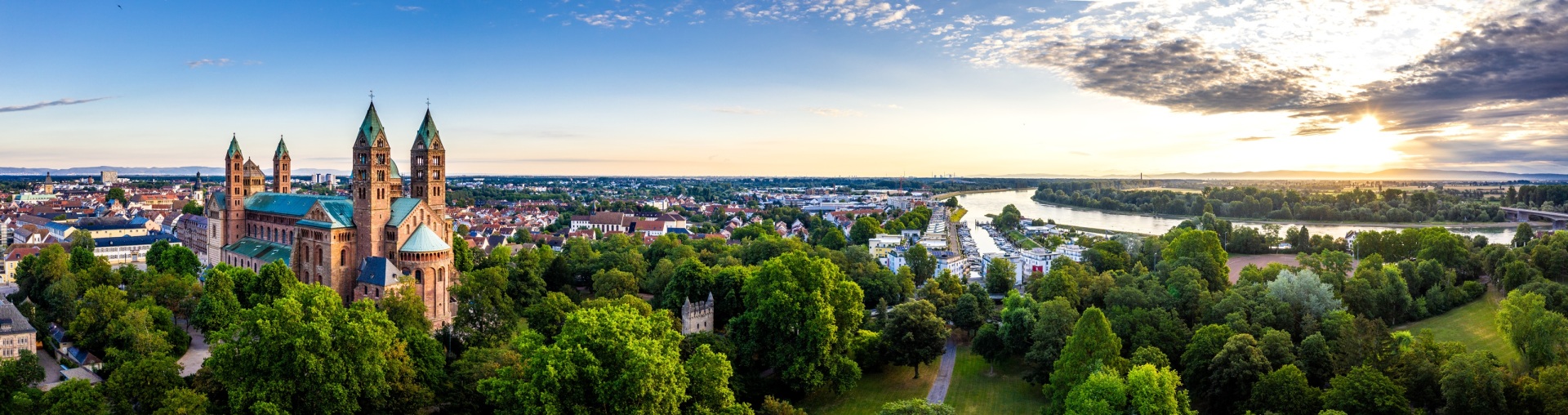 Domstadt Speyer am Rhein bei Sonnenaufgang