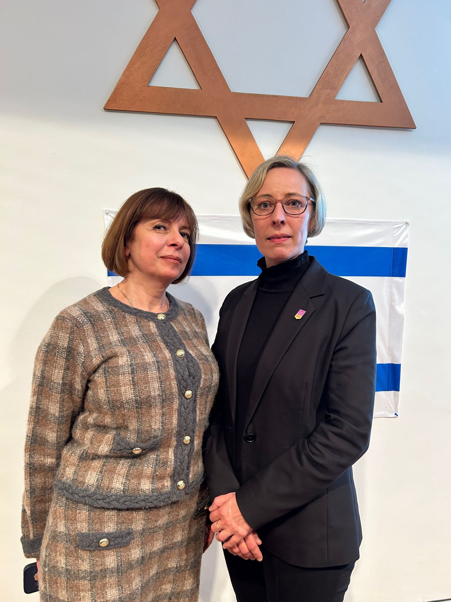 Oberbürgermeisterin Stefanie Seiler gemeinsam mit Marina Nikiforova, Geschäftsführerin der Jüdischen Kultusgemeinde der Rheinpfalz