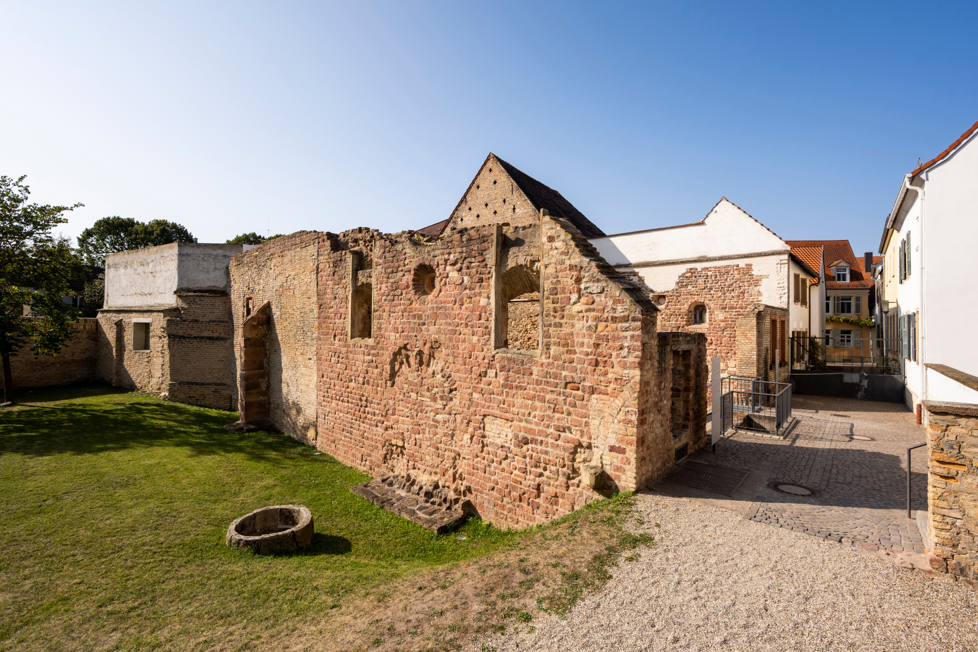 Blick in den Judenhof Speyer.  Der Judenhof Speyer war der zentrale Bezirk des mittelalterlichen jüdischen Viertels von Speyer und bestand aus der Synagoge samt Frauenschule, Synagogenhof und Jeschiwa (Hochschule) sowie der in Mitteleuropa ältesten erhaltenen Mikwe, dem rituellen Tauchbad der Juden. Synagoge und Mikwe wurden um 1100 errichtet.