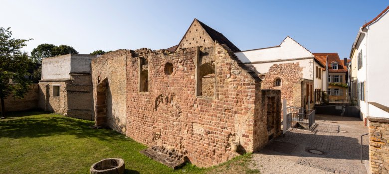 Blick in den Judenhof Speyer.  Der Judenhof Speyer war der zentrale Bezirk des mittelalterlichen jüdischen Viertels von Speyer und bestand aus der Synagoge samt Frauenschule, Synagogenhof und Jeschiwa (Hochschule) sowie der in Mitteleuropa ältesten erhaltenen Mikwe, dem rituellen Tauchbad der Juden. Synagoge und Mikwe wurden um 1100 errichtet.