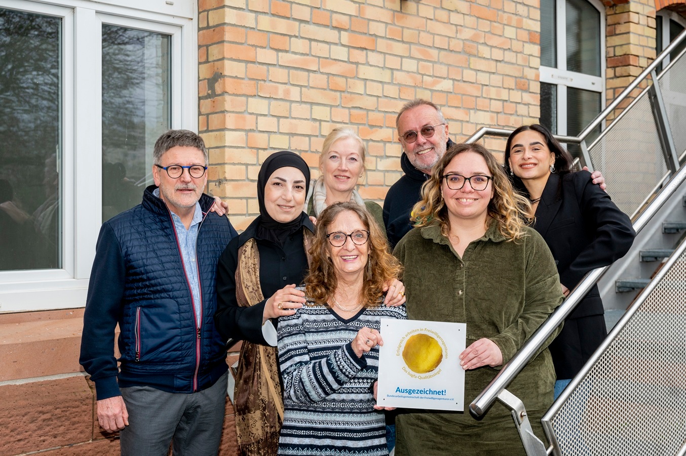 Gruppenbild von Mitarbeitern bzw. ehrenamtlichen Helfern der Speyerer Freiwilligenagentur Spefa vor dem Dienstsitz der Agentur. Claus Marschner, Khadijeh Akbari, hinten Andrea Kaiser, vorne Marina Canali, Friedrich Wirsing, Leiterin Stella Meinel und Ani Naseri engagieren sich gerne.
