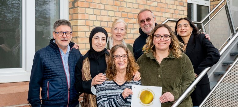 Gruppenbild Speyerer Freiwilligenagentur Spefa Speyer Gruppenbild von Mitarbeitern bzw. ehrenamtlichen Helfern der Speyerer Freiwilligenagentur Spefa vor dem Dienstsitz der Agentur. Claus Marschner, Khadijeh Akbari, hinten Andrea Kaiser, vorne Marina Canali, Friedrich Wirsing, Leiterin Stella Meinel und Ani Naseri engagieren sich gerne.
