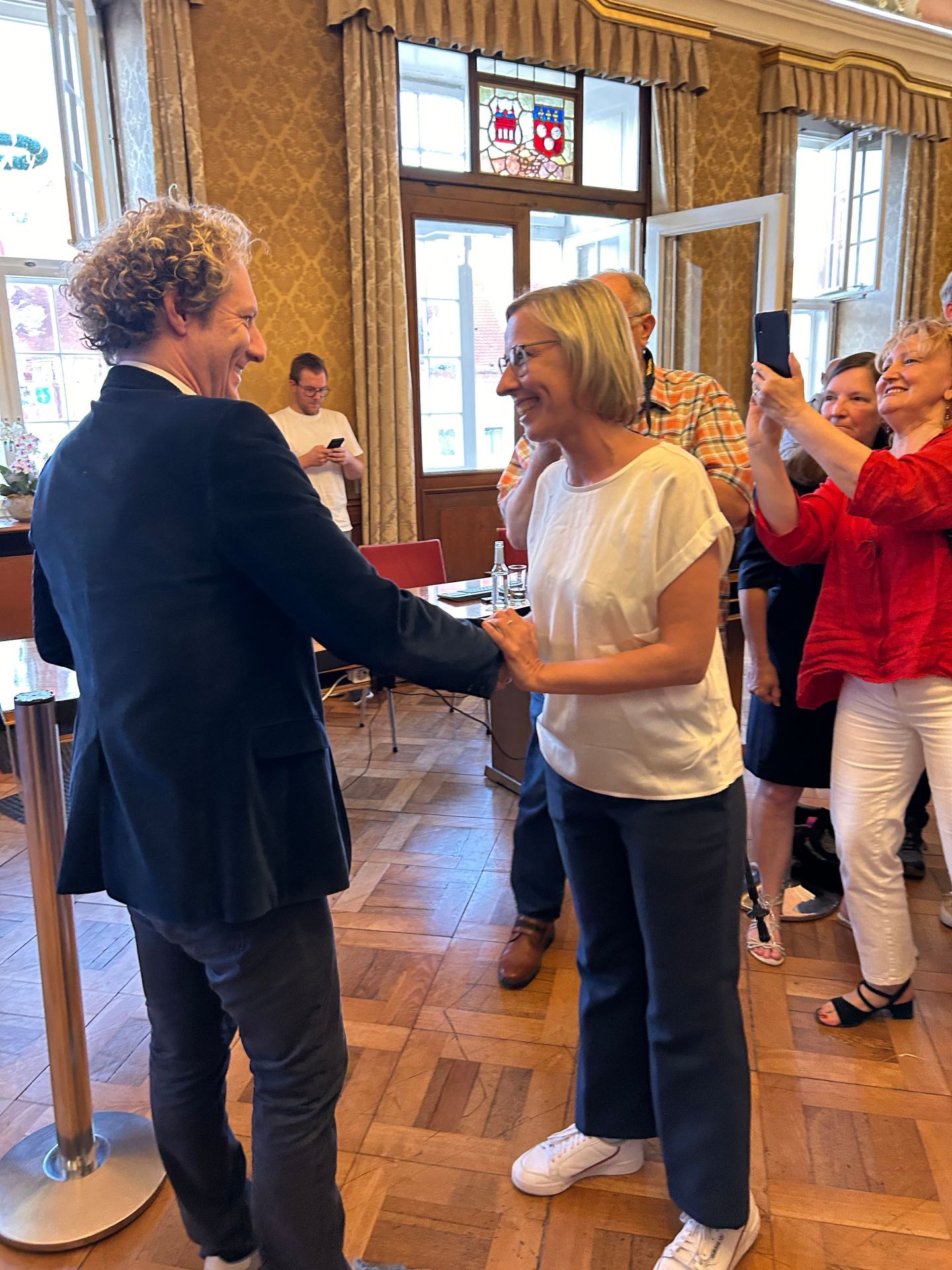 Wahlleiter Prof. Dr. Alexander Schubert gratuliert Stefanie Seiler zur Wiederwahl