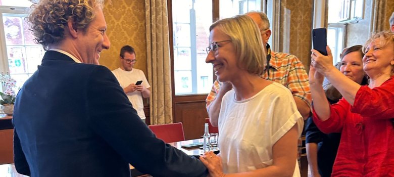 Wahlleiter Prof. Dr. Alexander Schubert gratuliert Stefanie Seiler zur Wiederwahl