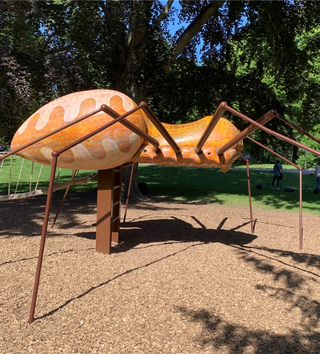 bespielbares Kunstwerk in Form einer Spinne