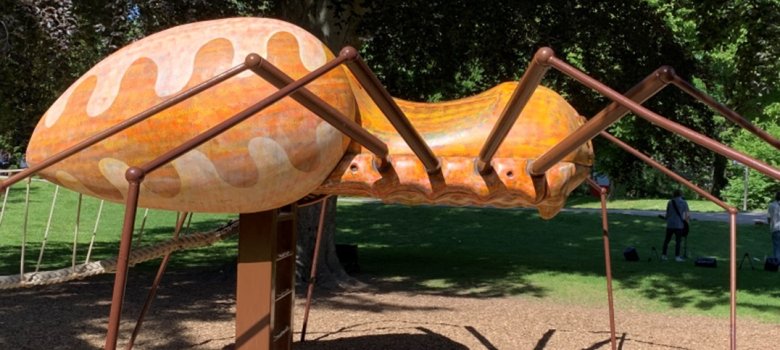 bespielbares Kunstwerk in Form einer Spinne