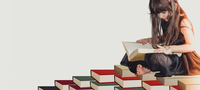 Kind mit Büchern
