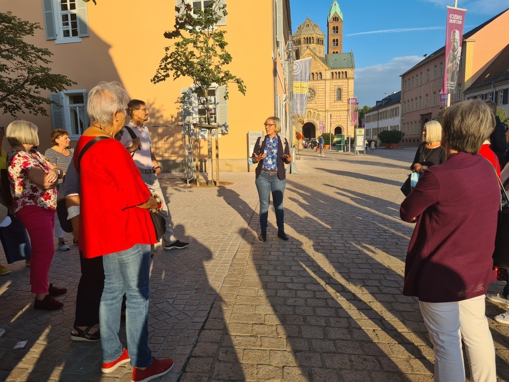 Oberbürgermeisterin Stefanie Seiler (Mitte) mit Teilnehmenden des Abendbummels im September 2021