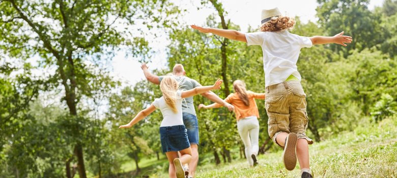 Familie und Kinder spielen zusammen