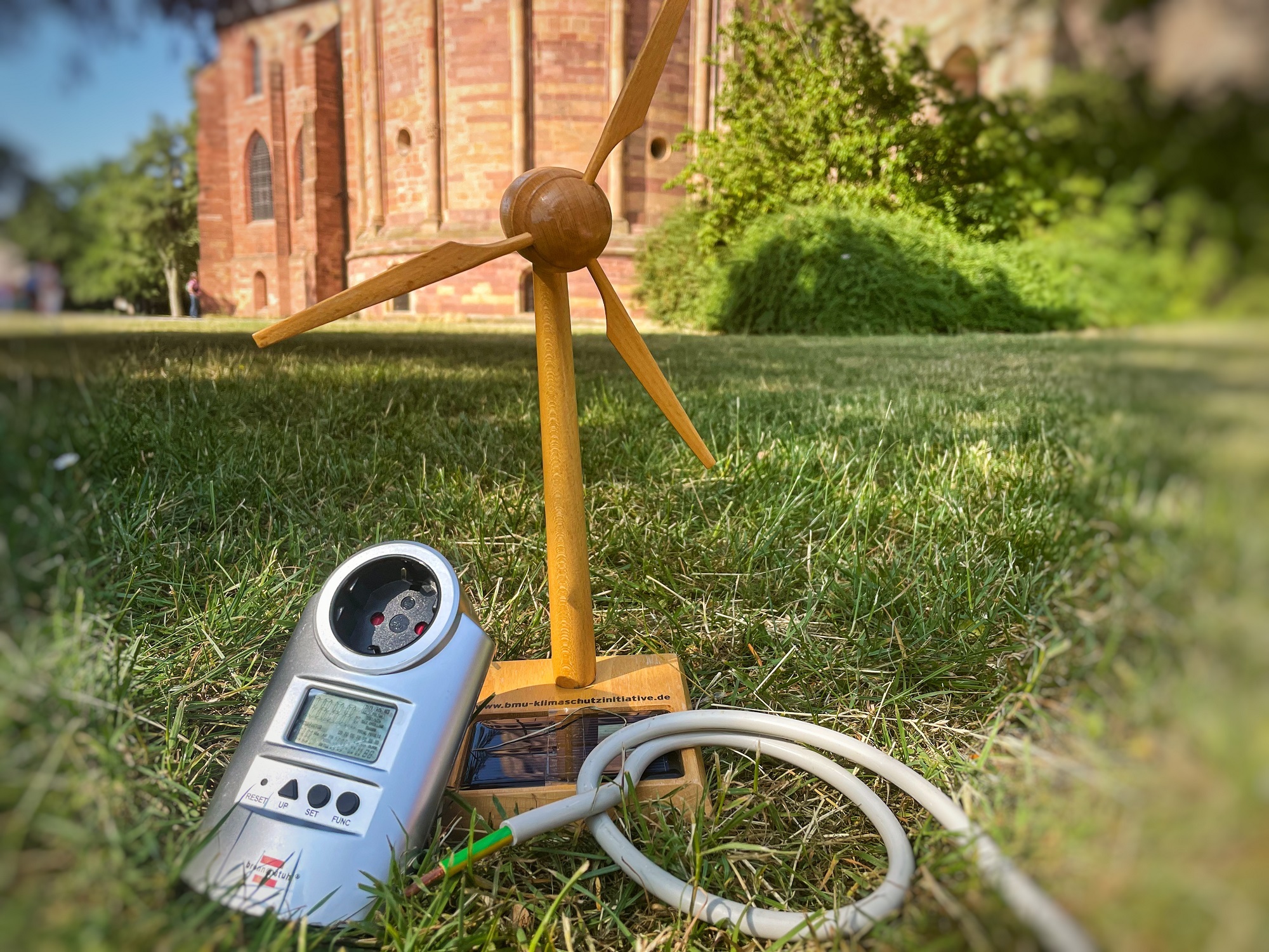 Strommessgerät und hölzernes Miniatur-Windrad