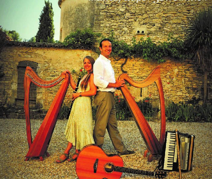 zwei Musiker mit Harfen, Gitarre, Querflöte und Akkordeon