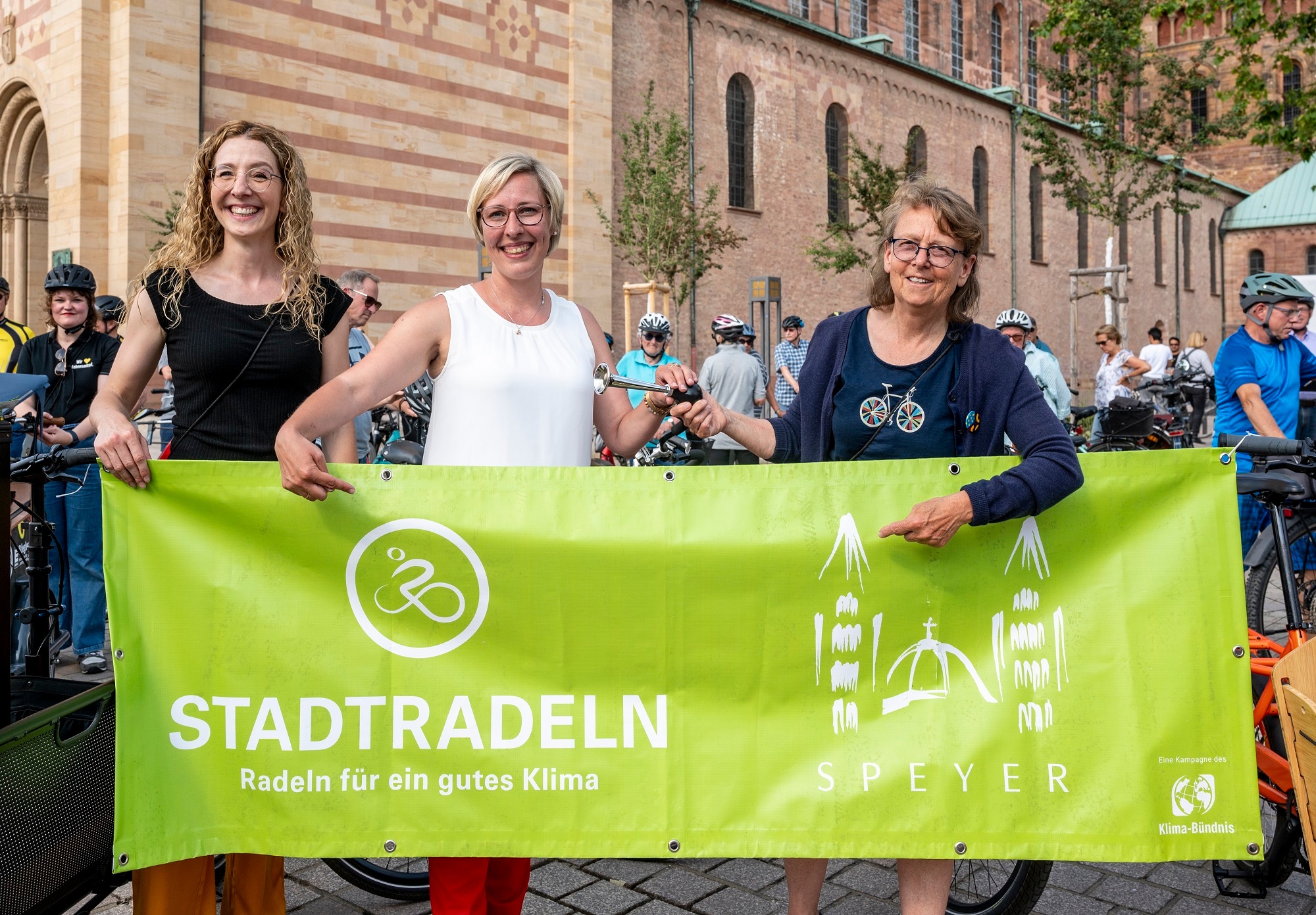 Klimaschutzmanagerin Katrin Berlinghoff, Oberbürgermeisterin Stefanie Seiler und Umweltdezernentin Irmgard Münch-Weinmann (von links nach rechts) beim Auftakt von STADTRADELN in Speyer 2023