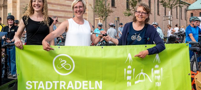 Klimaschutzmanagerin Katrin Berlinghoff, Oberbürgermeisterin Stefanie Seiler und Umweltdezernentin Irmgard Münch-Weinmann (von links nach rechts) beim Auftakt von STADTRADELN in Speyer 2023