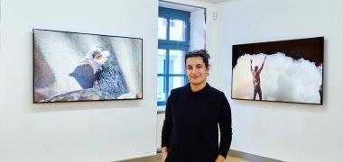 Preisträgerin Yalda Afsah vor Ihren Werken SSRC und Torneuer 
