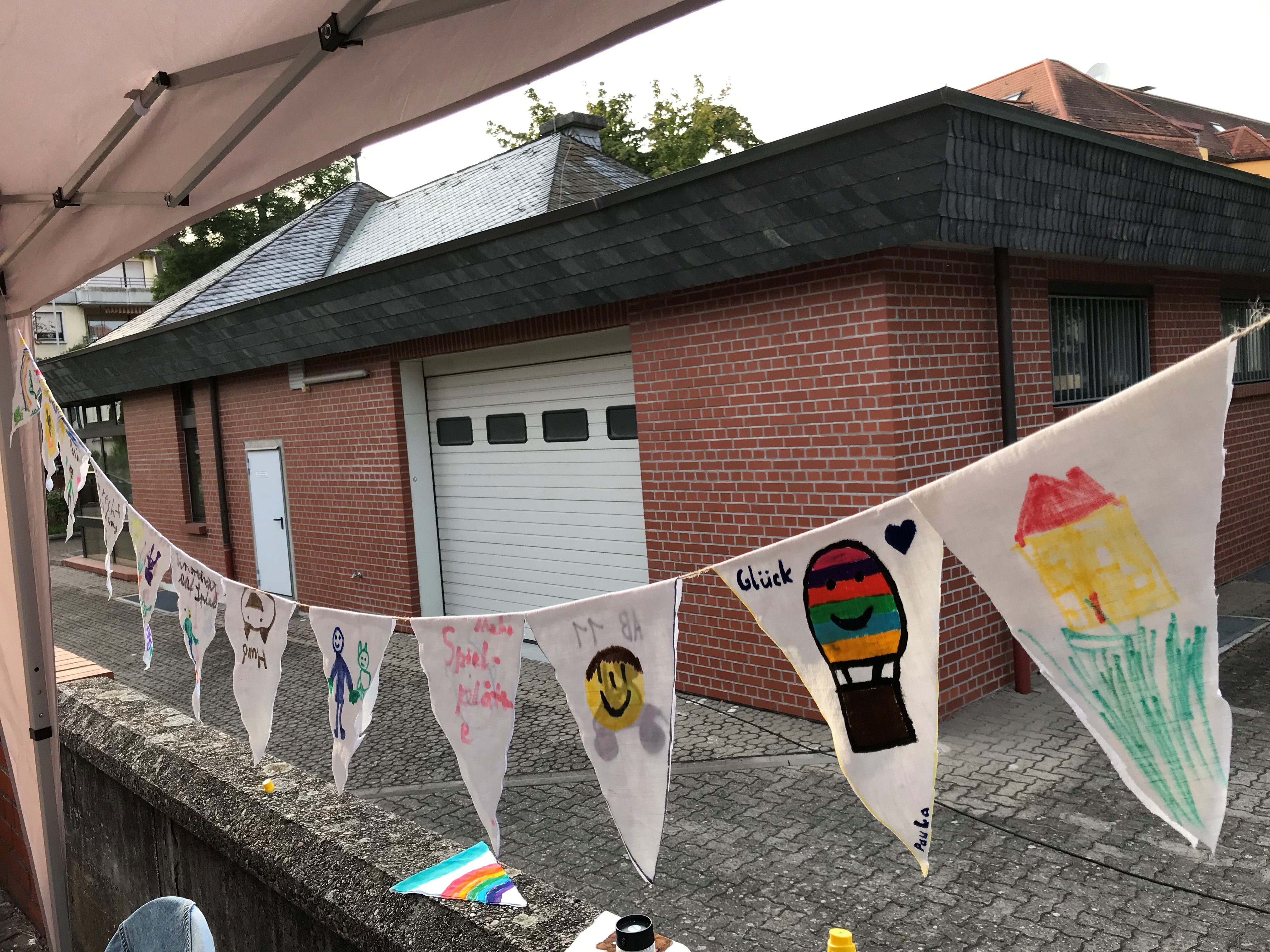 Von Kindern an einer Bastelstation gestaltete Girlande