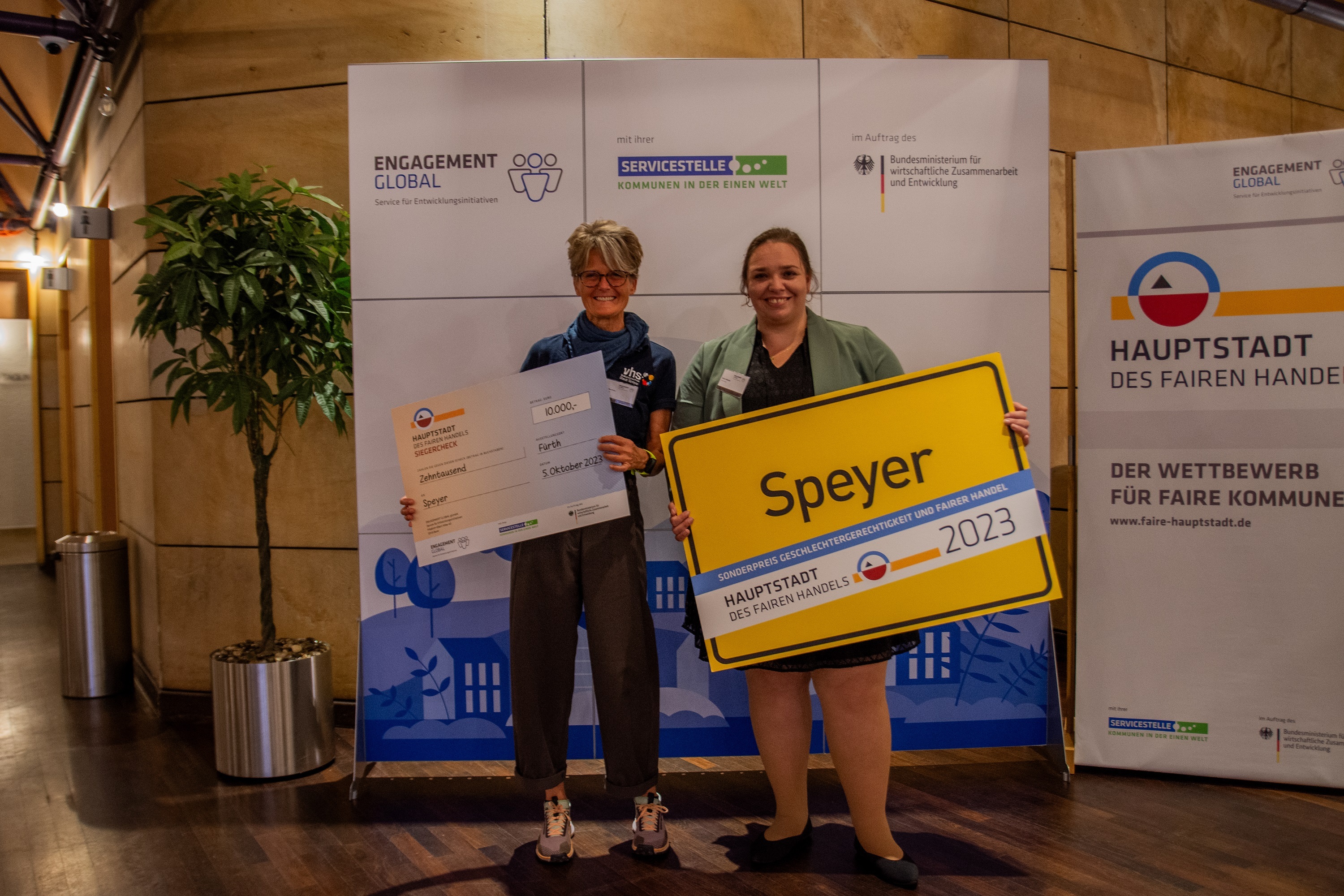 Anke Mertens (links) und Stella Meinel bei der Preisverleihung "Hauptstadt des Fairen Handels"