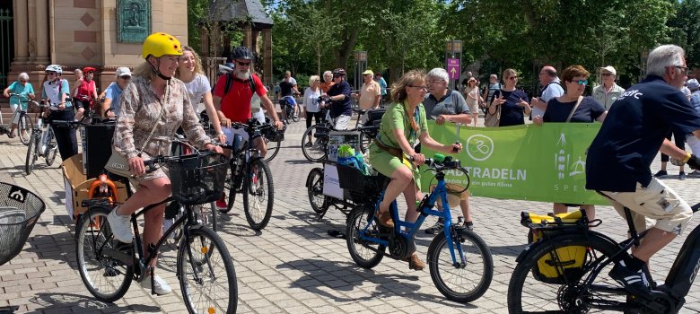 Menschen auf Fahrrädern brechen zu einer Radtour auf