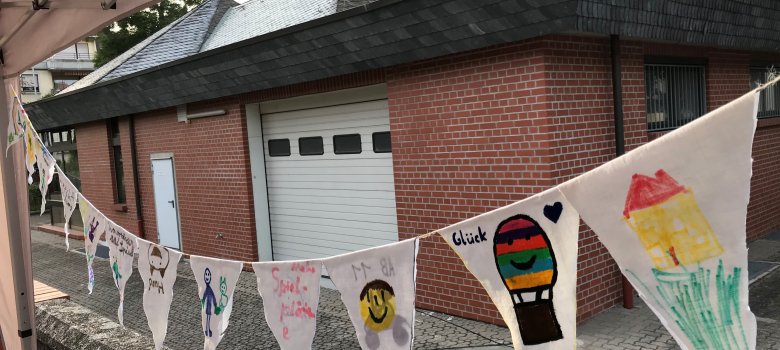 bemalte und an einer Schnur befestigte Wimpel