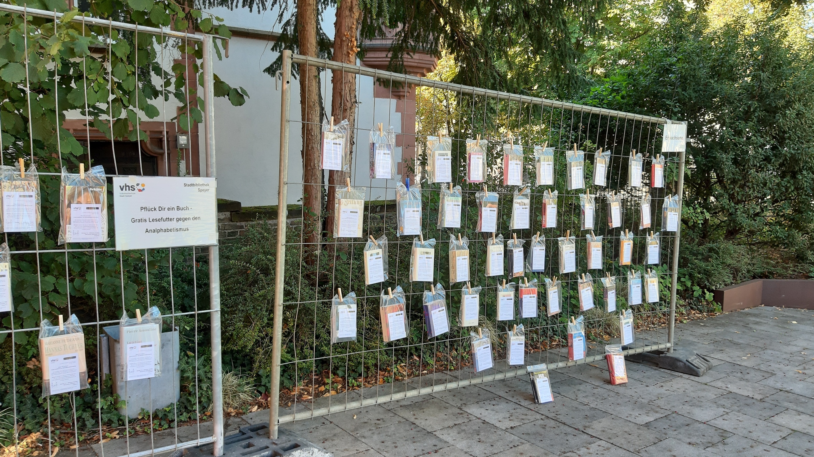 Aktion "Pflück dir ein Buch" 2020 bei der Stadtbibliothek Speyer