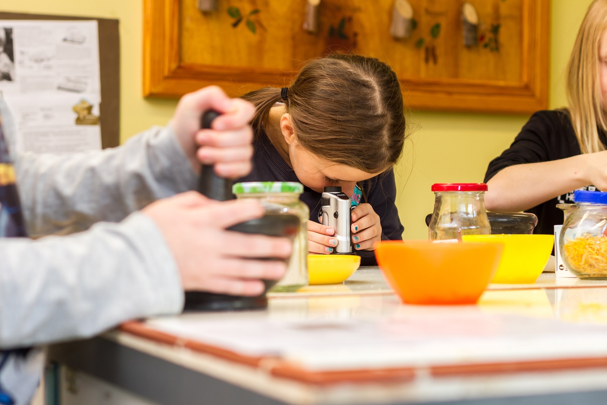 Symbolfoto Kinder experimentieren