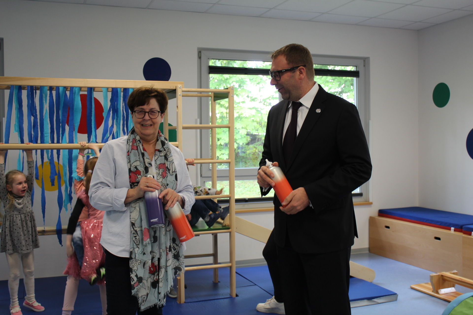 Übergabe der durch PM International AG gespendeten Trinkflaschen