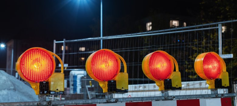 Absperrung einer Baustelle in der Nacht