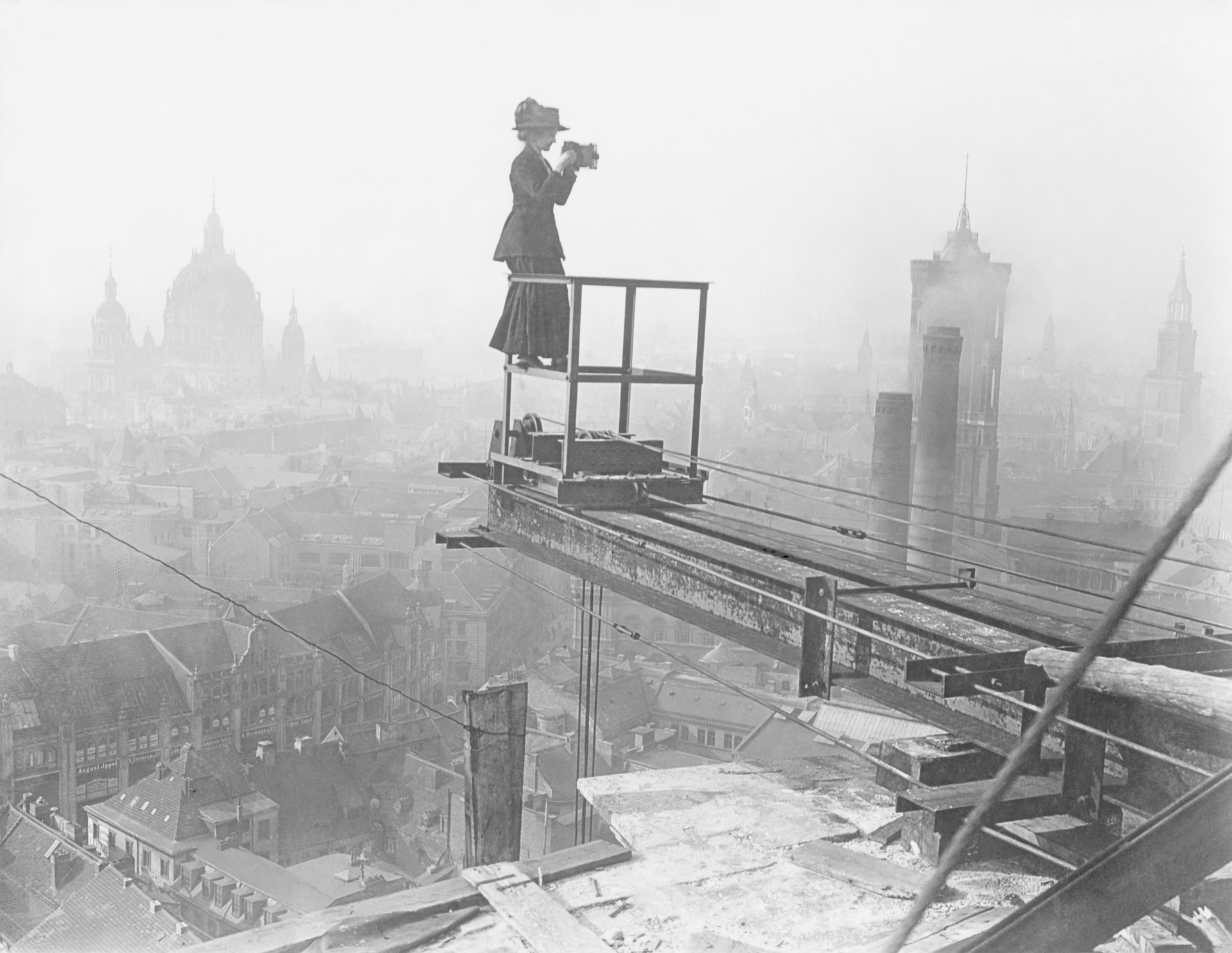 Photographers at work Female photographer at work over the roofs of Berlin - undated, probably 1910 - Photographer: ullstein - Berliner Illustration - Vintage property of ullstein bild