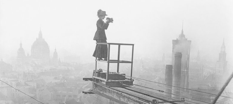 Photographers at work Female photographer at work over the roofs of Berlin - undated, probably 1910 - Photographer: ullstein - Berliner Illustration - Vintage property of ullstein bild Photographers at work Female photographer at work over the roofs of Berlin - undated, probably 1910 - Photographer: ullstein - Berliner Illustration - Vintage property of ullstein bild