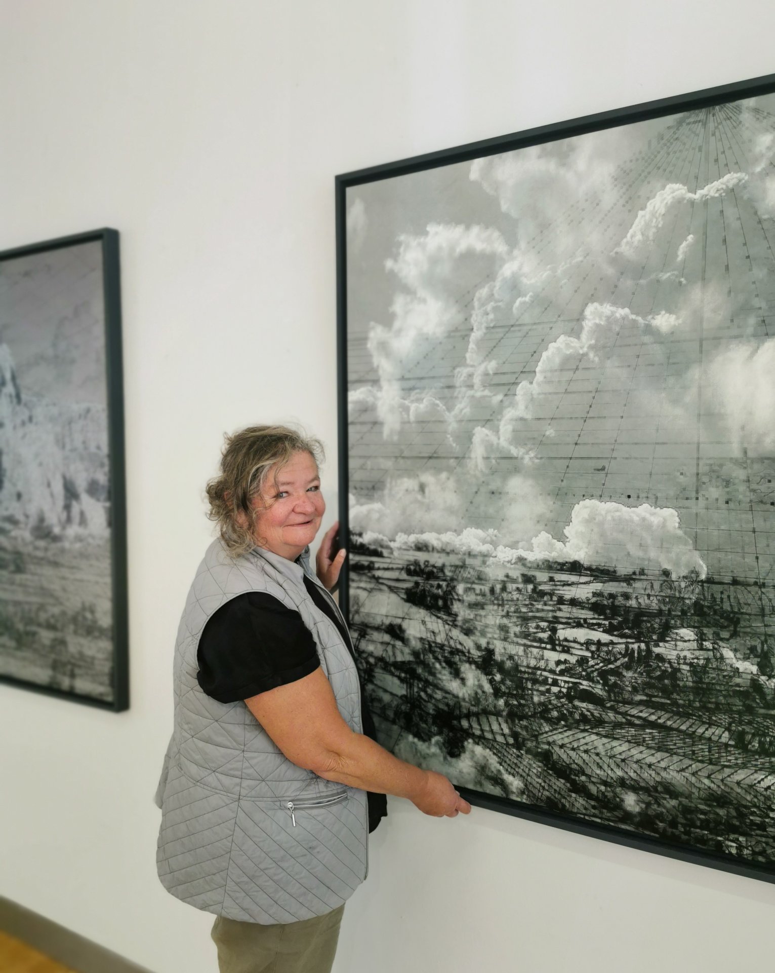 Künstlerin Heike Negenborn in der aktuellen Ausstellung „Blickfelder – Landschaft als Denkraum“