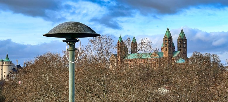 Sirene mit dem Kaiserdom im Hintergrund