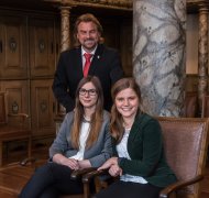 Das Team des Sterberegisters im Standesamt und zuständig für das Friedhofs- und Bestattungswesen, v.l.n.r. vorne: Ronja Kerner, Jessica Kunz hinten: Hartmut Jossé Das Team des Sterberegisters im Standesamt und zuständig für das Friedhofs- und Bestattungswesen, v.l.n.r. vorne: Ronja Kerner, Jessica Kunz hinten: Hartmut Jossé