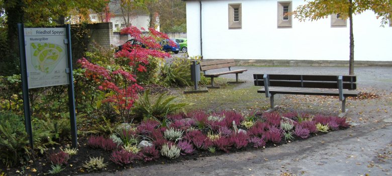 Eingangsbereich des Speyerer Friedhofes Eingangsbereich des Speyerer Friedhofes