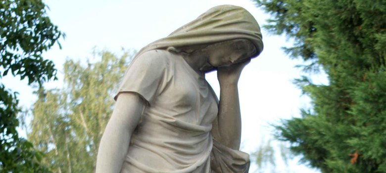 Trauernde Figur auf dem Speyerer Friedhof