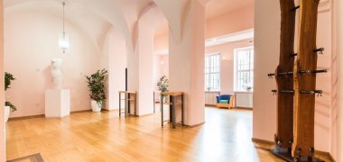 An den Trausaal angrenzender Raum für den Sektempfang An den Trausaal angrenzender Raum für den Sektempfang