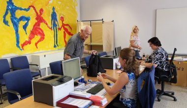 Das Wahlbüro im Erdgeschoss des Historischen Rathauses Das Wahlbüro im Erdgeschoss des Historischen Rathauses