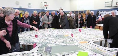 Teilnehmer*innen um das Stadtteilmodell